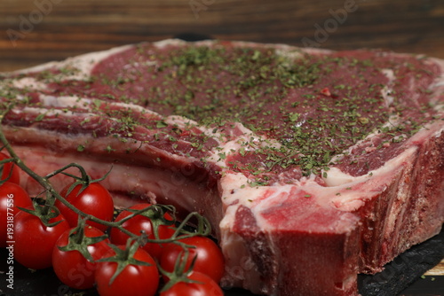 Boeuf cru avec tomates et herbes
