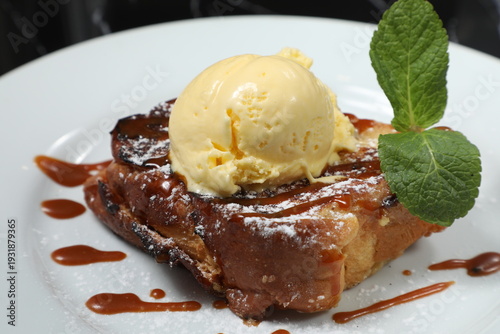 Pain perdu avec glace vanille et caramel