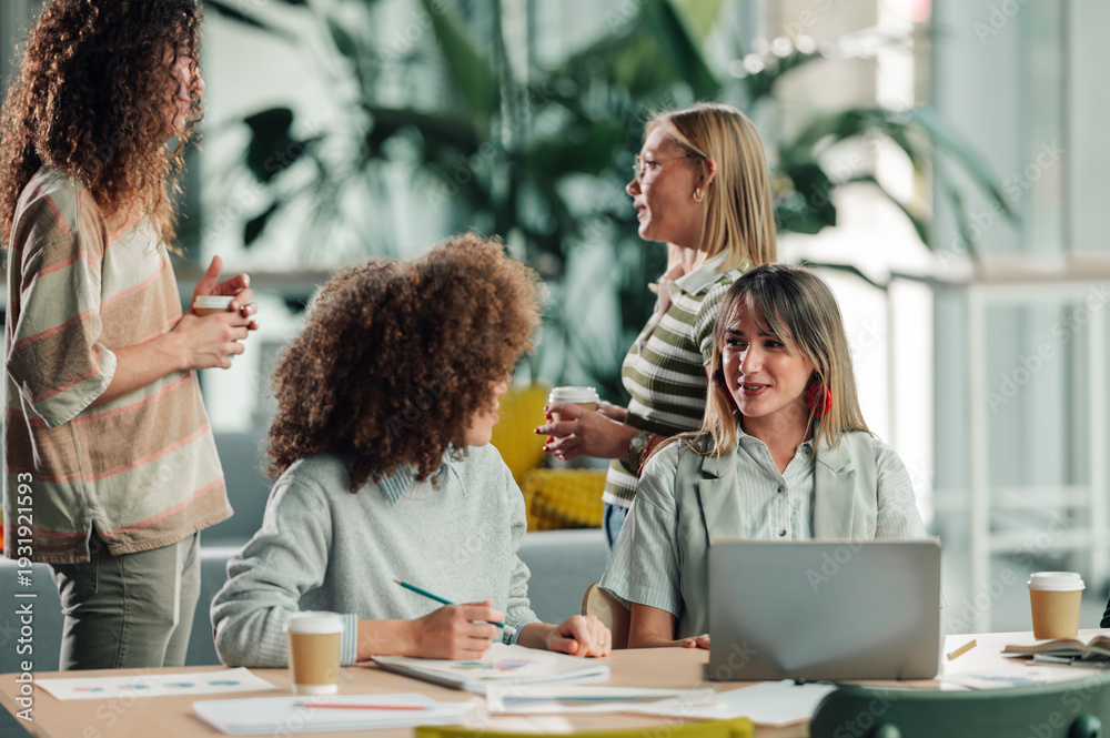 Obraz premium Women colleagues collaborating during office coffee break