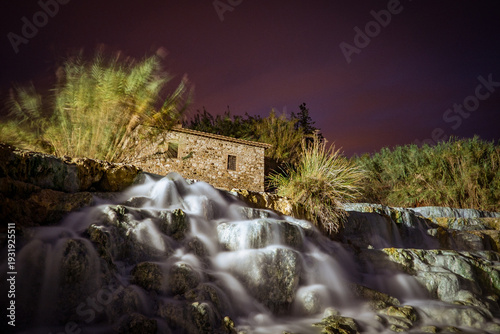Foto Cascate del Mulino di Saturnia thermal baths, Tuscany, Italy: Stone building by