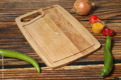 Recto d'une planche en bois avec des aliments