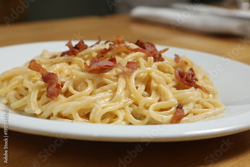 Plat de pâtes italiennes avec lardons croustillants