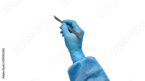 Fotografía Surgeon hand in blue glove holding surgical scalpel