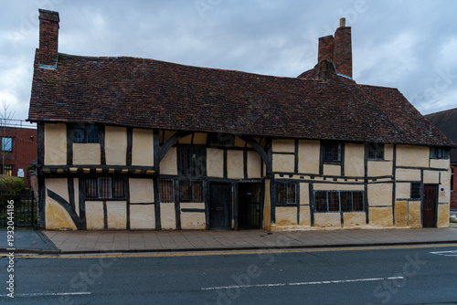 Φωτογραφία Historic tudor timber-framed house on quiet street
