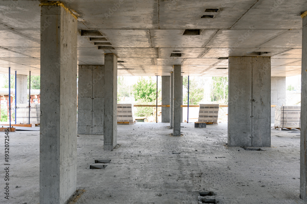 Obraz premium Empty concrete construction site with columns and unfinished walls