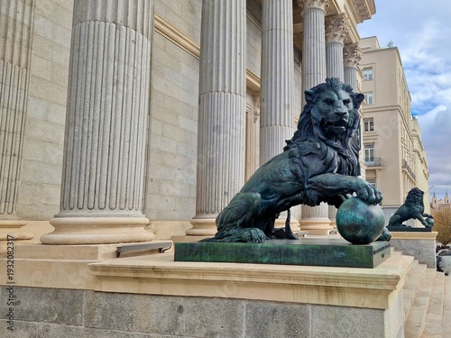 Fotografia Bronze lion statue guarding congress of deputies madrid