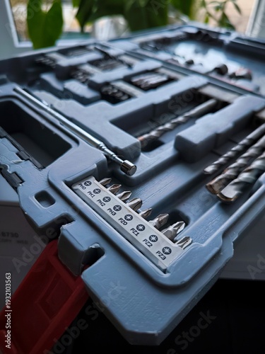 Slika na platnu A set of PH and PC screwdriver bits in a gray plastic case.