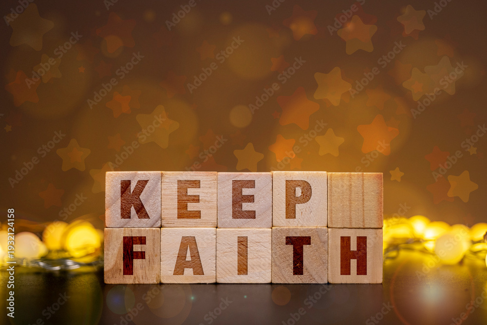 Obraz premium Keep Faith Inspirational Message on Wooden Blocks with Warm Bokeh Lights Background