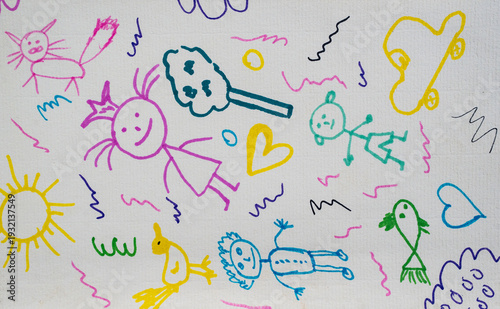 Dibujo infantil colorido con figuras de niños, animales y formas sobre fondo blanco