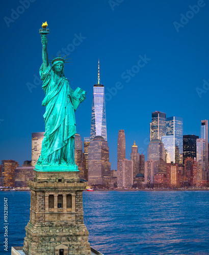 Foto NYC iconic landmark with Statue of Liberty
