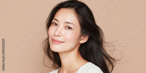 Obraz na płótnie 日本人, 女性, 50代, 40代, ミドル, シニア, 美容, スキンケア, エイジングケア, 健康, ライフスタイル, 美人, ナチュラル, 清潔感, 透明感, 白背景, コピースペース, 広告素材, 信頼感, 微笑み, ウェルビーイング, 上半身, 視線, ポニーテール, 化粧品, エステ, 自己肯定感, オーセンティック, ポジティブエイジング, 日本, ウェルエイジング, サプリメント,