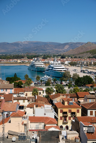 Bilde på lerret a view of the rooftops of Nafplio from above, with mountains and yachts in the b