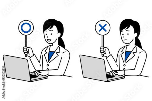 ノートパソコンを操作しながら○×マークを掲げる医師の女性　セット