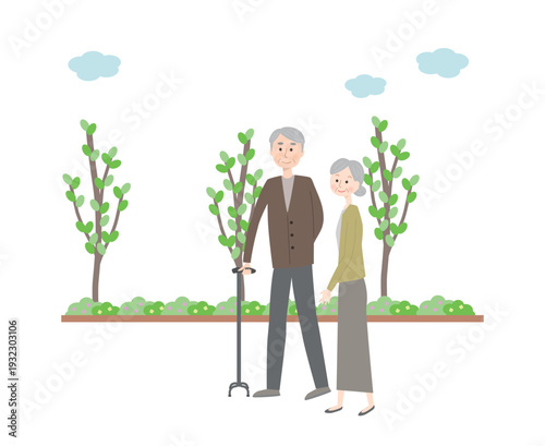 公園を散歩するシニア夫婦