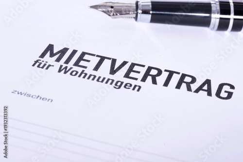 Ein Mietvertrag für eine Wohnung und ein Stift 