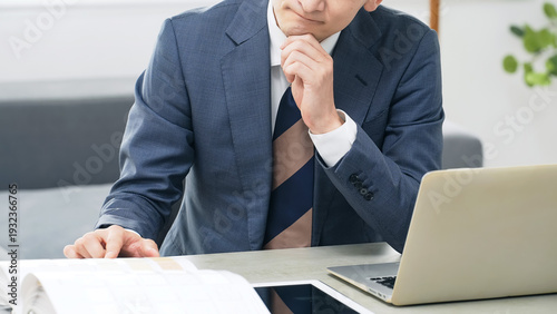 Tableau sur toile オフィスで仕事をしながら悩む男性ビジネスパーソン