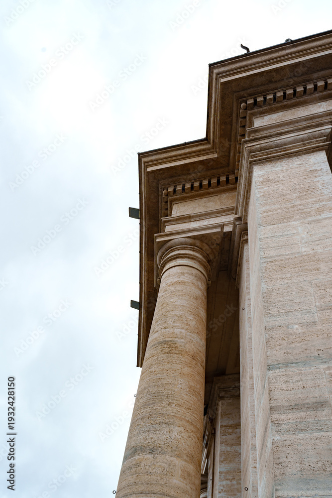 Fototapeta premium View of stone columns against a cloudy sky at a historic building in the afternoon