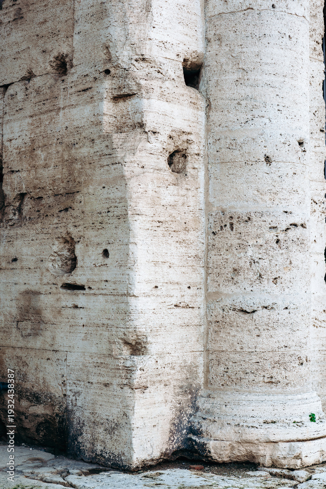 Obraz premium Ruins of ancient stone wall by a column in a historic location in daylight