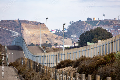 Wallpaper Mural US/Mexico Boarder Wall near the Friendship Park near San Diego Torontodigital.ca