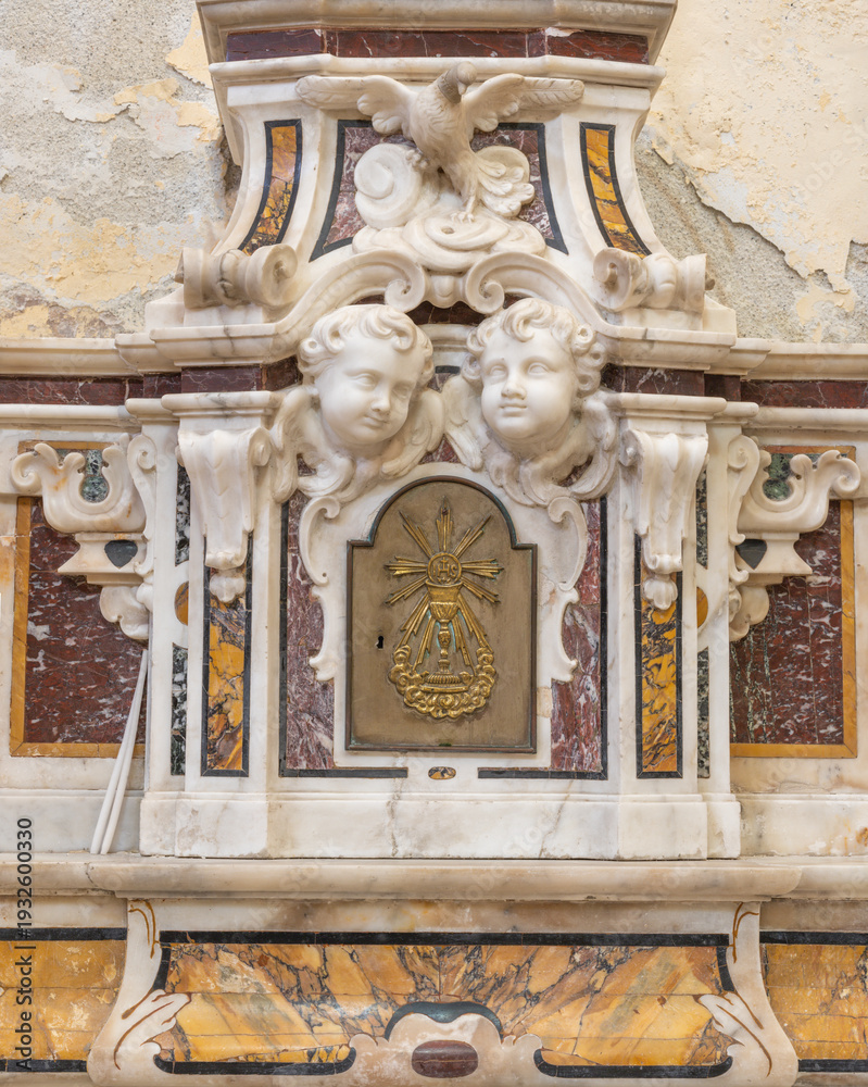 Obraz premium SALERNO, ITALY - OCTOBER 6, 2025: The detail of baroque marble tabernacle form side altar of church Chiesa di San Giorgio by Pietro and Bartolomeo Ghetti from 17. cent.