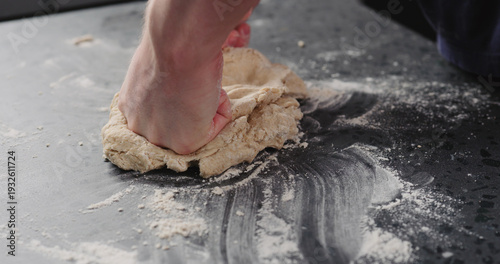 Foto man working with dough on concrete countertop