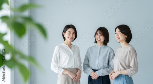 Wallpaper Mural オフィスで談笑・ミーティングする女性たち：打ち合わせ・同僚 Torontodigital.ca