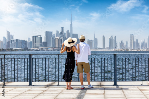 Obraz na plátně A beautiful tourist couple on a sightseeing trip enjoys the view of the skyline