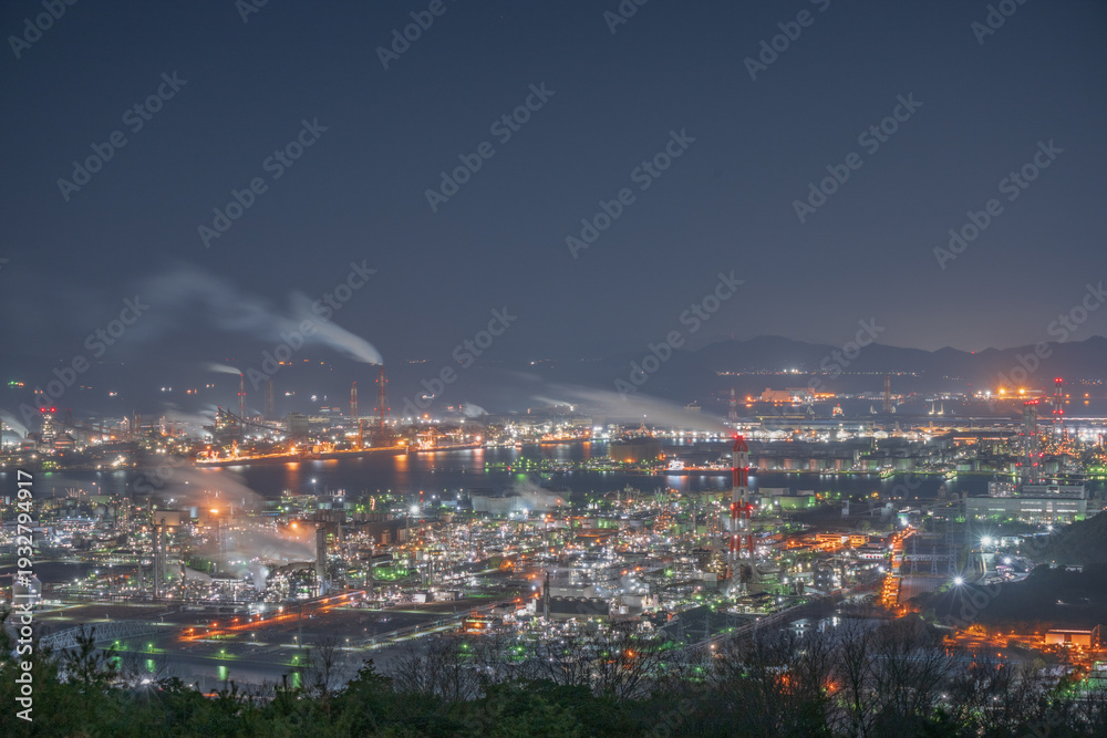 Fototapeta premium 日本の岡山県倉敷市の水島コンビナートの美しい工場夜景
