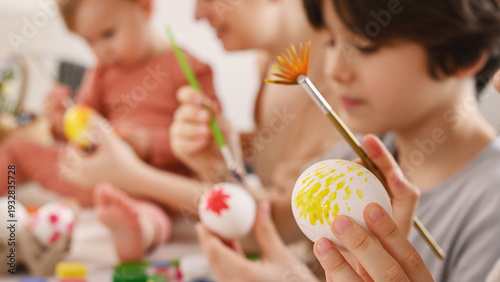 Canvastavla Children paint eggs for Easter