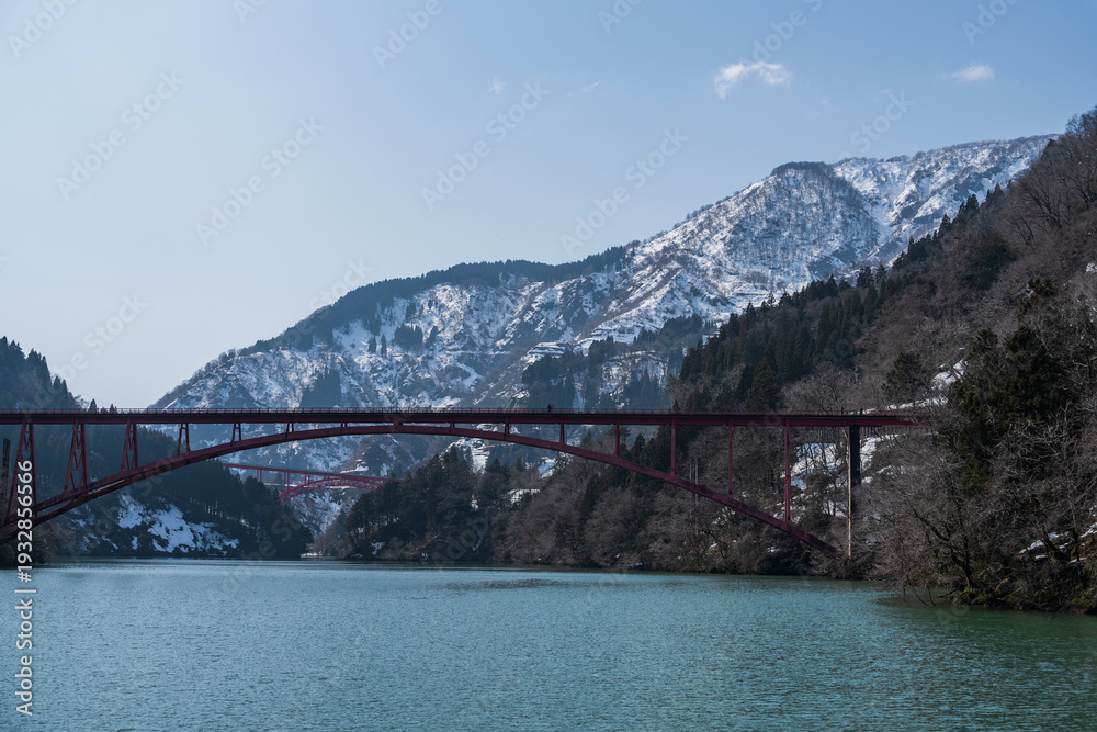 Fototapeta premium 庄川峡遊覧船の美しい景色