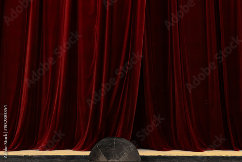 Fotografía Vintage Prompter's Box on a Theater Stage in Front of Red Velvet Curtains