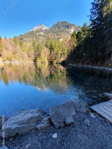 Der Blausee ist trotz seiner geringen Grösse einer der bekanntesten Bergseen der Schweiz. Er ist ein beliebtes Ausflugsziel im Berner Oberland.