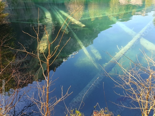 Der Blausee ist trotz seiner geringen Grösse einer der bekanntesten Bergseen der Schweiz. Er ist ein beliebtes Ausflugsziel im Berner Oberland.