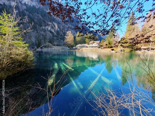 Der Blausee ist trotz seiner geringen Grösse einer der bekanntesten Bergseen der Schweiz. Er ist ein beliebtes Ausflugsziel im Berner Oberland.