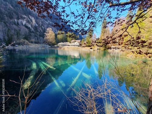 Der Blausee ist trotz seiner geringen Grösse einer der bekanntesten Bergseen der Schweiz. Er ist ein beliebtes Ausflugsziel im Berner Oberland.