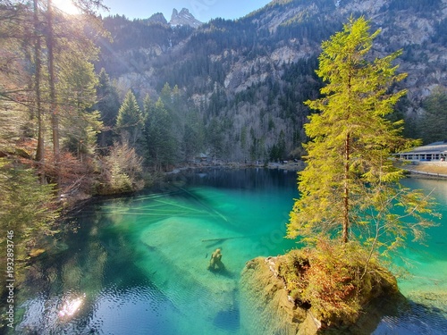 Der Blausee ist trotz seiner geringen Grösse einer der bekanntesten Bergseen der Schweiz. Er ist ein beliebtes Ausflugsziel im Berner Oberland.
