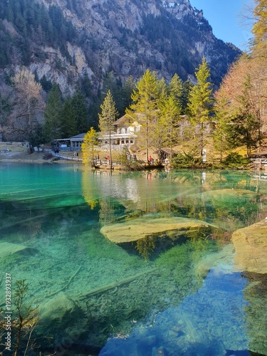 Der Blausee ist trotz seiner geringen Grösse von 0,64 ha einer der bekanntesten Bergseen der Schweiz. Er ist ein beliebtes Ausflugsziel im Berner Oberland.