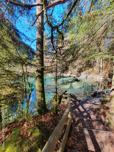 Der Blausee ist trotz seiner geringen Grösse von 0,64 ha einer der bekanntesten Bergseen der Schweiz. Er ist ein beliebtes Ausflugsziel im Berner Oberland.