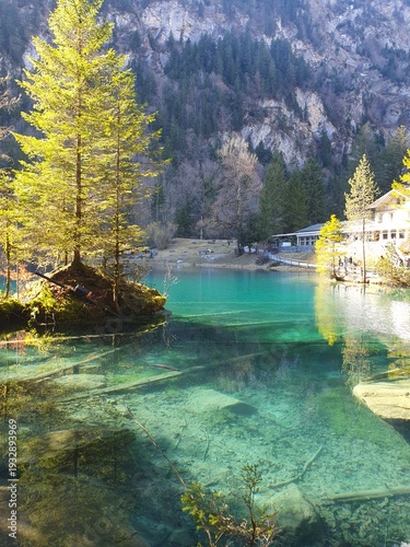 Der Blausee ist trotz seiner geringen Grösse von 0,64 ha einer der bekanntesten Bergseen der Schweiz. Er ist ein beliebtes Ausflugsziel im Berner Oberland.