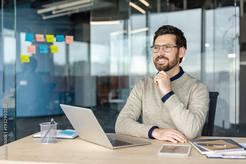 Obraz premium Successful businessman thinking about future vision in office