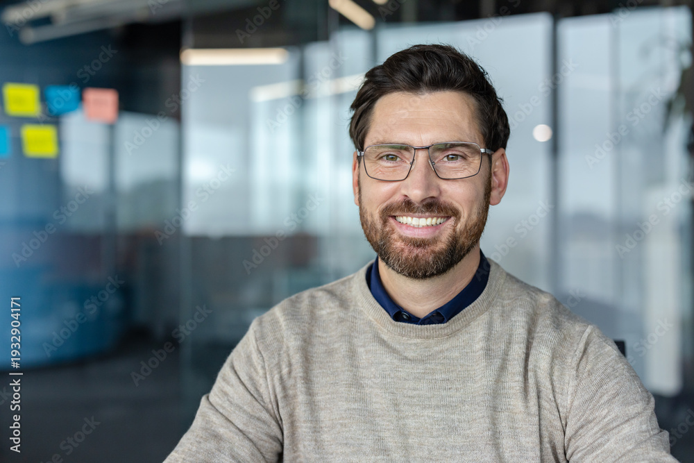 Obraz premium Smiling businessman man wearing eyeglasses looking at camera