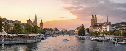 Old town view, Limmat, Fraumünster and Grossmünster, evening mood, Old Town of Zurich, Switzerland