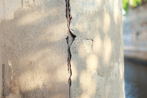 Tableau sur toile Deep cracks in concrete columns, exposing the Internal reinforcement