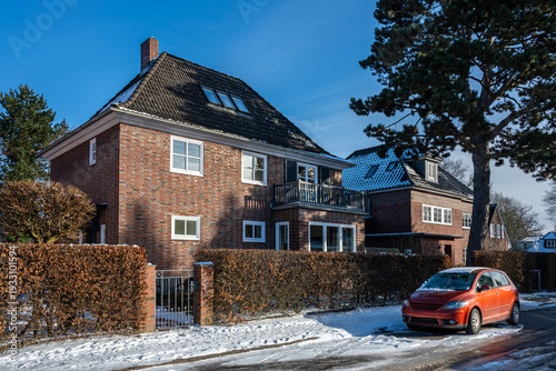 Quadro su tela Beautiful single-family brick house (Hamburger Kaffeemühle) in Hamburg