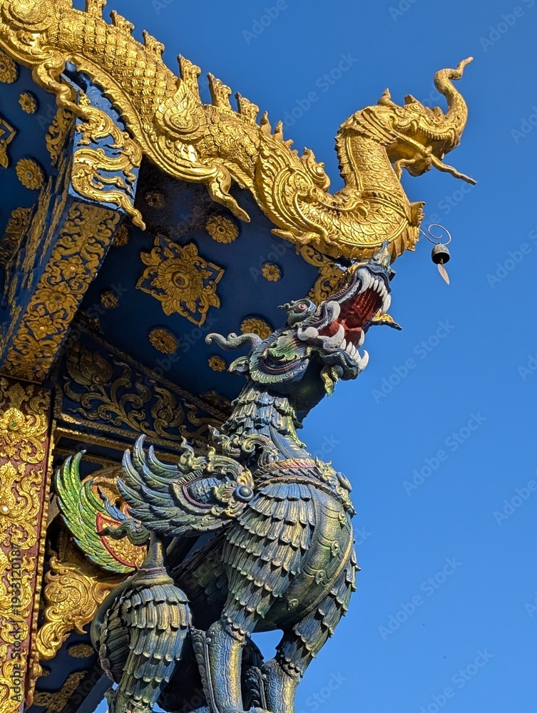 Fototapeta premium Temple bleu, statue de dragon