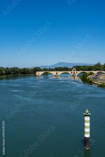 Fotografía Historic pont d'avignon bridge spanning the rhone river in france with a clear b