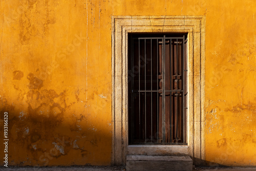 Valokuva Yellow mexican colonial style facade at sunset, Izamal, Yucatan Peninsula, Mexico
