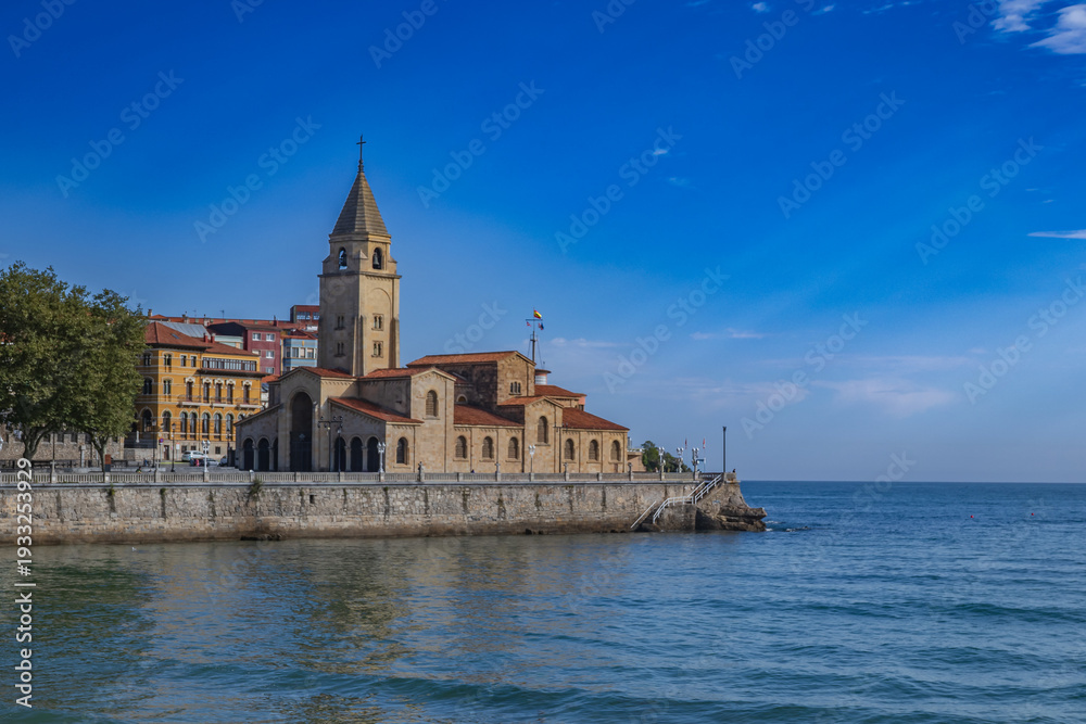 Fototapeta premium Iglesia de San Pedro frente al Mar Cantábrico en Gijón