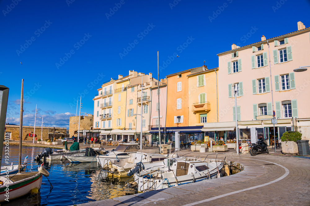 Obraz premium Le port de Saint-Tropez sur la Côte d'Azur en France