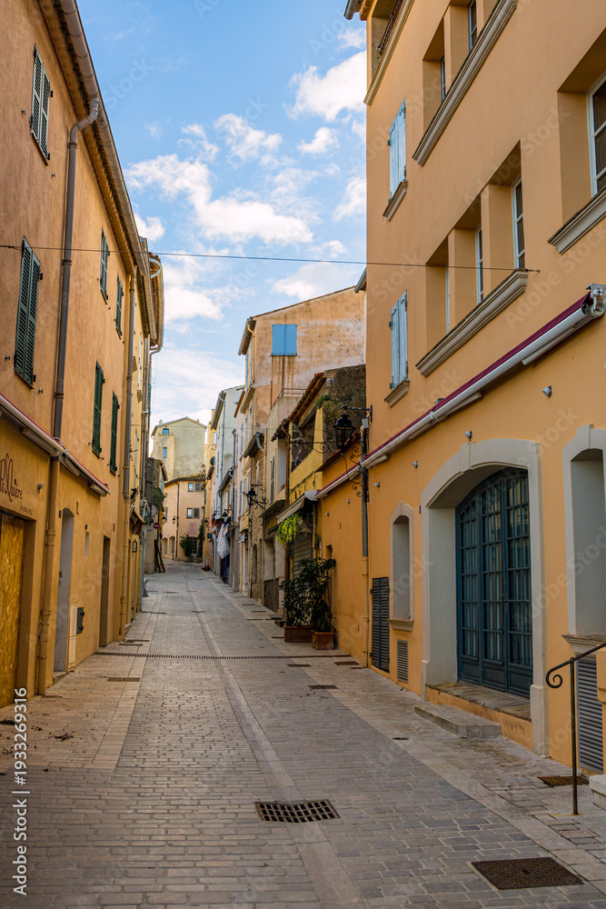 Fototapeta premium Dans les rues de Saint-Tropez sur la Côte d'Azur en France